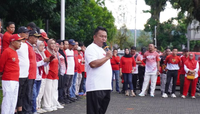 Pimpin Jalan Sehat HUT ke-80 RI, Wabup Deddy Ajak Masyarakat Jaga Kesehatan