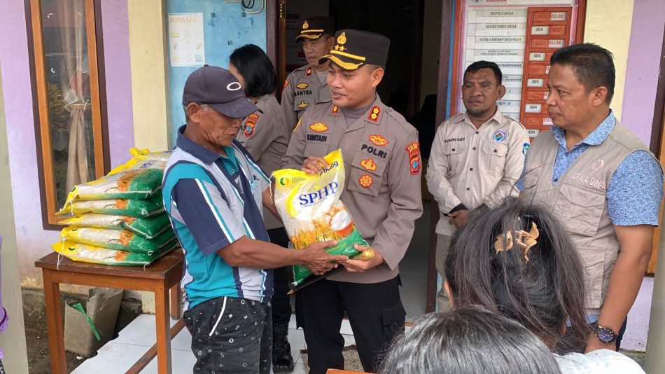 Kapolres Bolsel, AKBP Kuntadi Budi Pranoto, SIK., menyerahkan beras SPHP ke warga. (Foto: hms)
