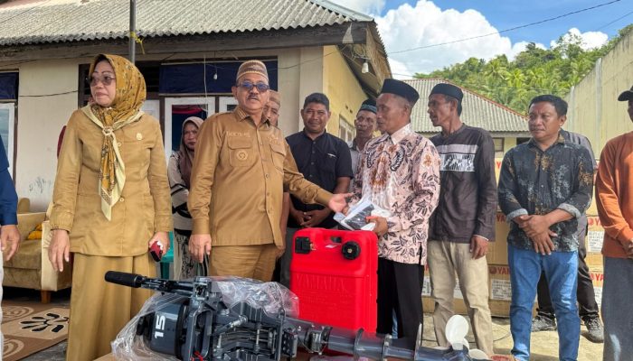 Dukung Usaha Perikanan, Bupati Boalemo Bagikan Mesin Tempel ke Nelayan