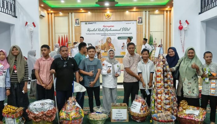 Kemenag Kota Gorontalo Peringati Maulid Nabi, Misnawaty Serahkan Santunan untuk Disabilitas