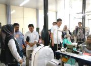 Kunjungi Pabrik di Bandung, Iskandar Pastikan Seragam Gratis Berkualitas, Kadisdik: Ini Komitmen Majukan Pendidikan