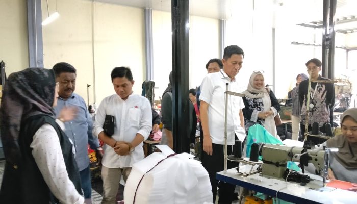 Kunjungi Pabrik di Bandung, Iskandar Pastikan Seragam Gratis Berkualitas, Kadisdik: Ini Komitmen Majukan Pendidikan