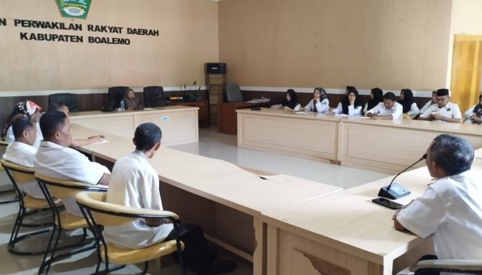 Perdana Pimpin Rapat, Sekretaris DPRD Boalemo Tekankan Komunikasi, Disiplin, dan Loyalitas