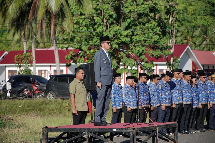 Bupati Bolaang Mongondow Selatan (Bolsel), H. Iskandar Kamaru, saat memimpin apel Korpri yang di rangkaikan dengan peringatan hari Ibu ke-97 dan bela negara ke-77 di i Lapangan Apel Kawasan Perkantoran Panango, Senin 22 Desember 2025 (Foto: hms Bolsel)