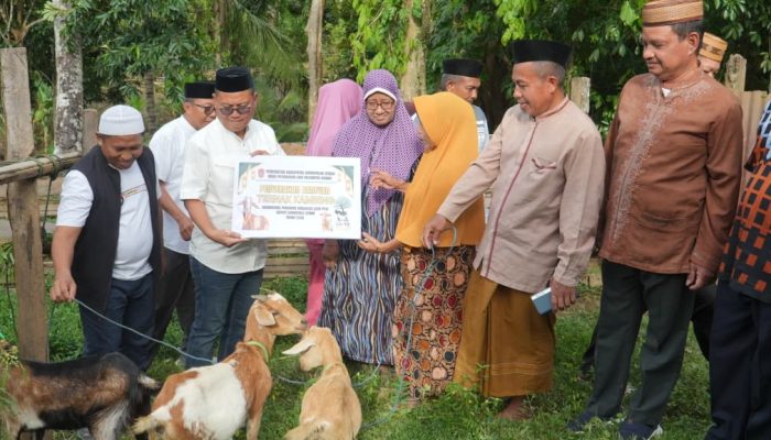 Perkuat Program G2-10 Plus, Bupati Thariq Salurkan Bantuan Ternak di Atinggola