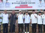 Perkuat Program G210, Bupati Thariq Modanggu Serahkan 250 Ekor Ayam Petelur ke BUMDES Mandiri