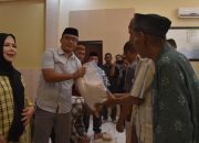 Wabup Boalemo Lahmuddin Dampingi Wagub Gorontalo, Salurkan Ratusan Paket Pangan bagi Lansia dan Disabilitas