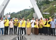 Momentum Ramadhan, Wabup Lahmuddin Hambali Bersama Kader Golkar Boalemo Bagikan Takjil di Kawasan Jembatan Soeharto