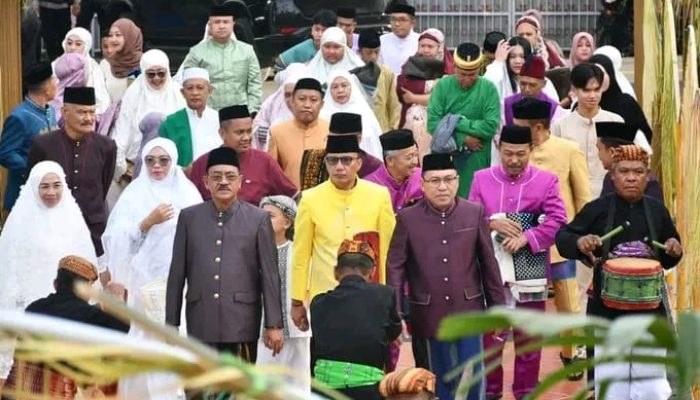 Bupati Rum Pagau dan Jajaran Forkopimda Laksanakan Salat Idulfitri di Masjid Agung Baiturrahmah