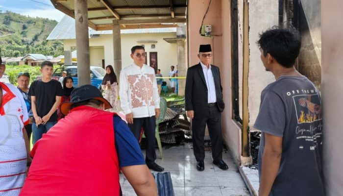 Respon Cepat Bupati Ismet Mile Kunjungi Korban Kebakaran, Bentuk Komitmen Pemda Memberikan Perlindungan Sosial