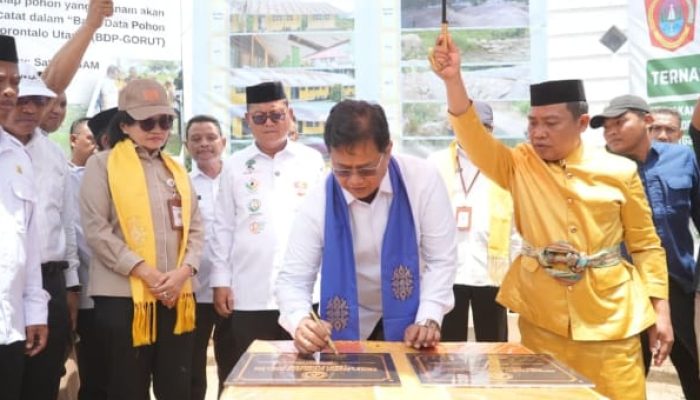 Resmikan SDN 14 dan Tanggul di Sumalata, Wamentrans RI Pastikan Negara Hadir untuk Warga Transmigrasi