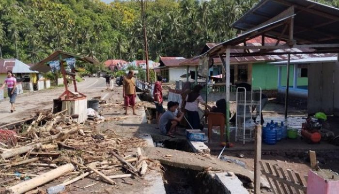 Banjir dan Longsor di Muara Bone, 35 Rumah Terendam dan 1 Warga Hanyut Berhasil Diselamatkan