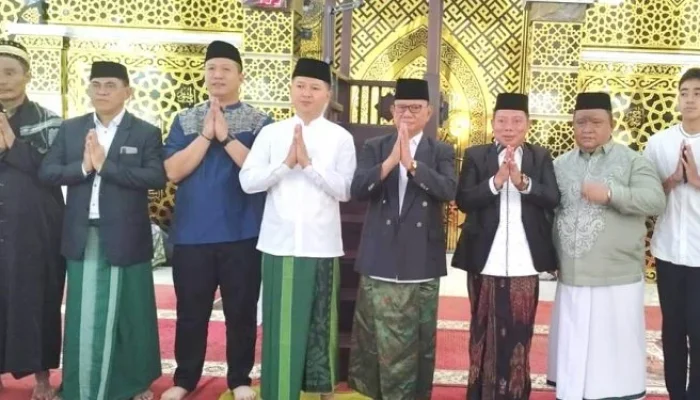 Shalat Iduladha di Masjid Agung Al-Marhamah, Bupati Ismet dan Wabup Risman Ajak Masyarakat Kuatkan Tekad Membangun Bone Bolango