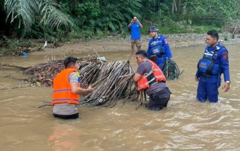 Polres Boalemo Evakuasi Korban Hanyut di Sungai Manggulipa, Satu Korban Masih dalam Pencarian