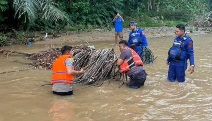 Polres Boalemo Evakuasi Korban Hanyut di Sungai Manggulipa, Satu Korban Masih dalam Pencarian