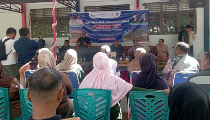 Bukti Dukungan Ekonomi Kreatif, Sofyan-Tonny Serahkan 17 Gerobak kepada Pelaku UMKM