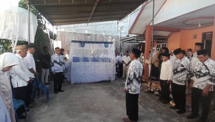 Hormati Jasa Almarhumah Rosmawati, PGRI Gorut Gelar Upacara Persada di Rumah Duka