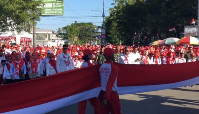 Bupati Ismet dan Wabup Risman Awali Semarak Peringatan HUT ke-81 Kemerdekaan RI dengan Bentangkan Bendera Merah Putih Sepanjang 50 Meter