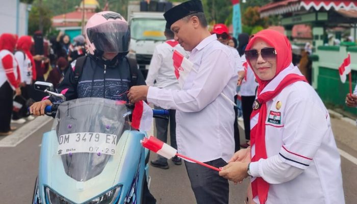 Libatkan Akademisi dan Pemuda, Camat Bone Gerakkan Aksi Pembagian Bendera Merah Putih