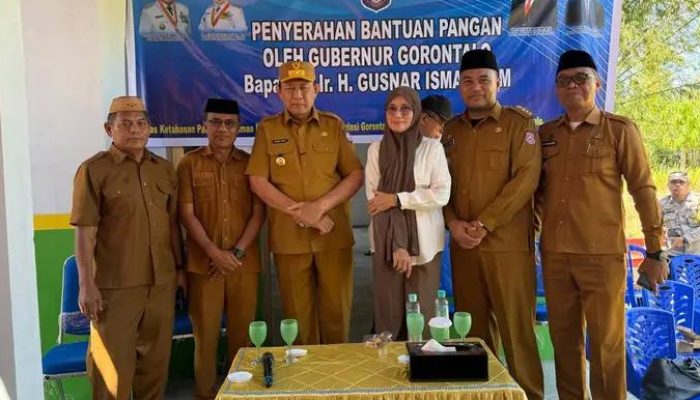 Salurkan Bantuan Pangan di Kabila, Kadis Roswaty Apresiasi Kolaborasi Pemprov Gorontalo dan DPRD Ringankan Beban Warga