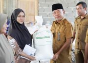 Salurkan Bantuan Pangan di Tabilaa, Pemkab Bolsel Minta Masyarakat Penuhi Kebutuhan Pokok Keluarga