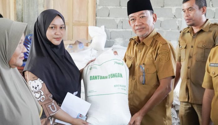 Salurkan Bantuan Pangan di Tabilaa, Pemkab Bolsel Minta Masyarakat Penuhi Kebutuhan Pokok Keluarga
