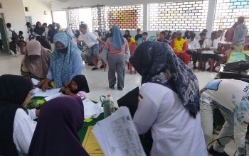 Tekan Waktu dan Biaya Transportasi Warga, Dukcapil Kabgor bersama Pemdes Ombulotango Lakukan Pelayanan e-KTP di Kantor Desa