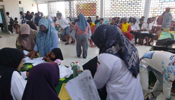 Tekan Waktu dan Biaya Transportasi Warga, Dukcapil Kabgor bersama Pemdes Ombulotango Lakukan Pelayanan e-KTP di Kantor Desa