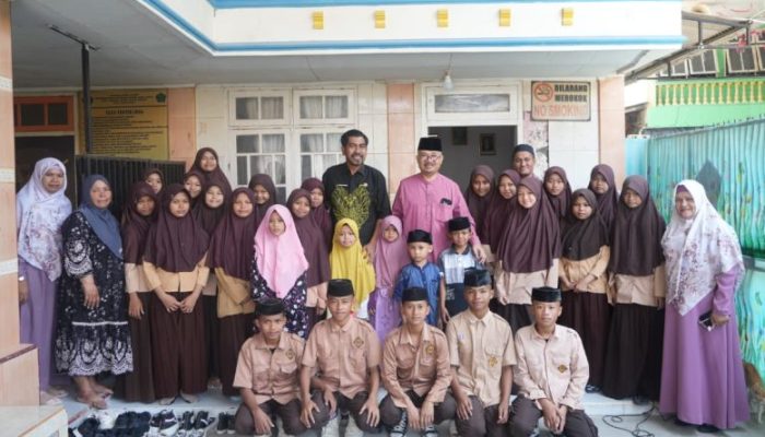 Berbagi Kebahagiaan, Ketua DPRD Thomas Mopili Beri Santunan dan Motivasi Bagi Anak Asuh LKSA Darul Mubin
